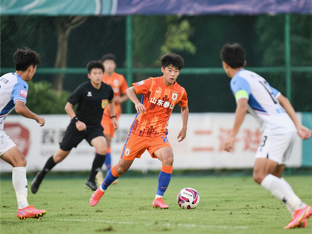 泰山B队连胜登榜第五，韩鹏转变战术风格，主推地面进攻